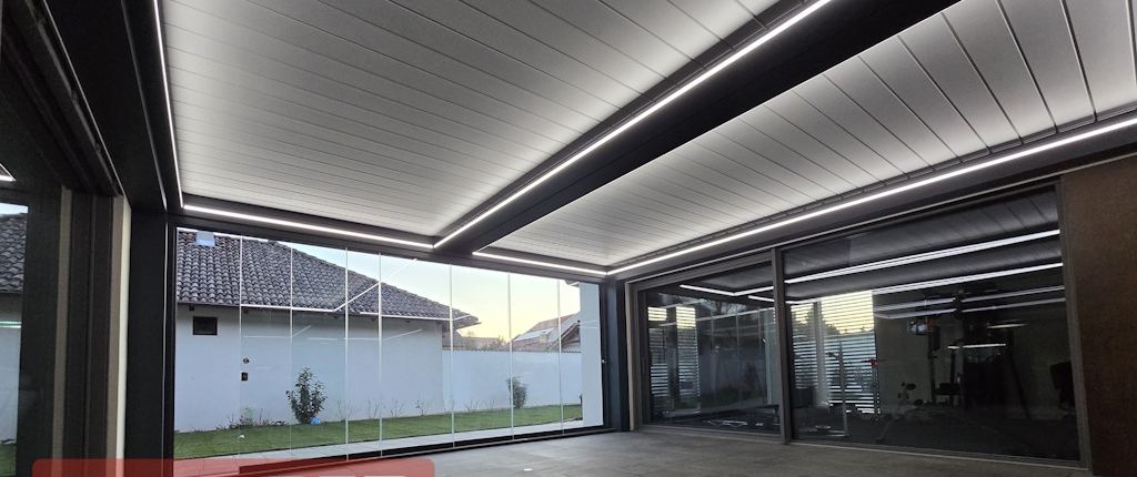 Formatervezett alumínium előtető bejárat felett